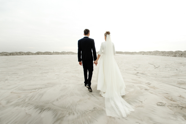novia y novio caminando tomados de la mano
 - Foto, imagen