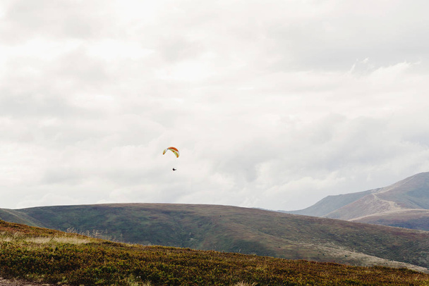 spadochron skydiver latanie w chmurach - Zdjęcie, obraz