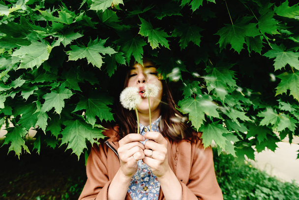 Hipster dziewczynka gospodarstwa dandelion - Zdjęcie, obraz