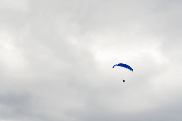 parachute skydiver flying in clouds - Foto, Imagen