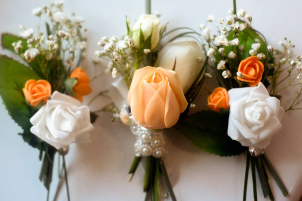 роскошные бутоньерки с розами
  - Фото, изображение