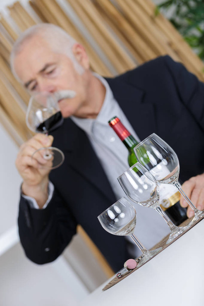 man pours a glass of wine - Foto, afbeelding