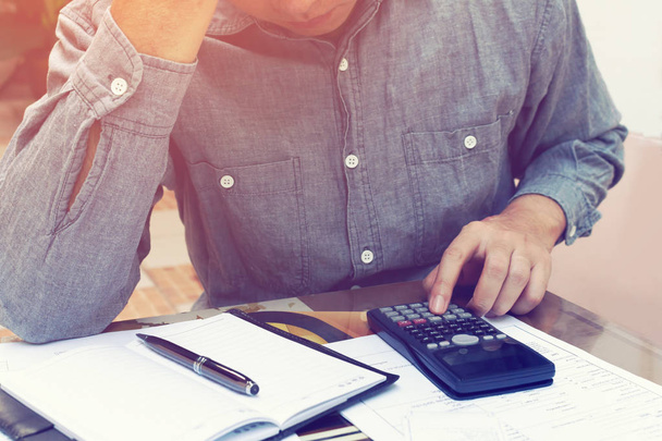 Mies laskenta käyttäen laskin ja stressiä ongelma kustannuksella
 - Valokuva, kuva
