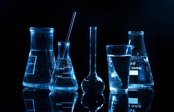 Test beakers and flasks - Фото, изображение