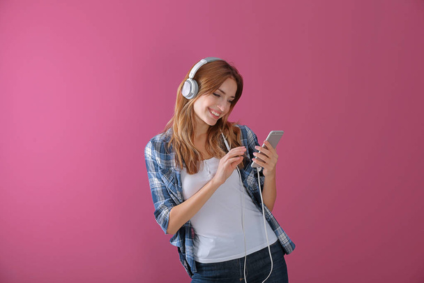 young woman listening to music - Zdjęcie, obraz