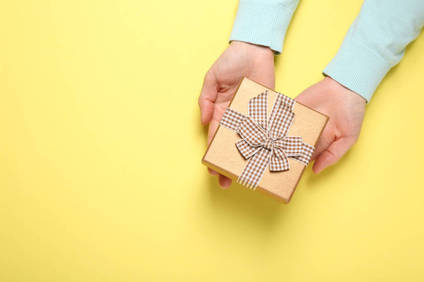 Female hands holding gift box  - Foto, afbeelding