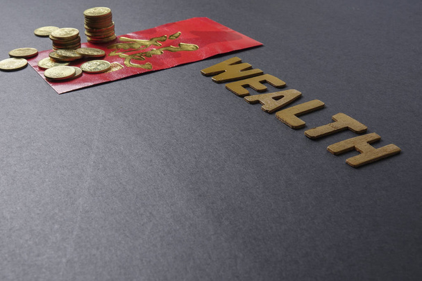 Chiński czerwony pakietów z chińskich frazy oznacza "Powodzenia i dobrobytu", złote monety i sformułowanie bogactwa. Chiński Nowy rok Festiwal. Słabym świetle. - Zdjęcie, obraz
