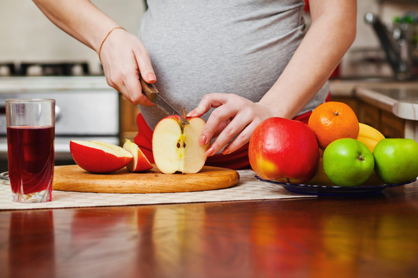 Bella donna incinta in cucina
 - Foto, immagini