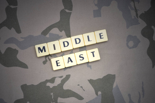 letras con texto de Oriente Medio en el fondo caqui. concepto militar
 - Foto, imagen