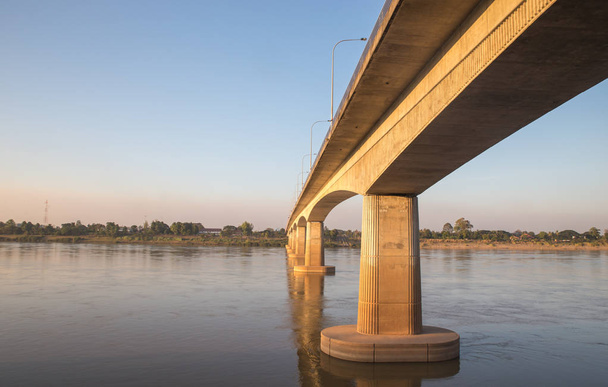 die Freundschaftsbrücke am Mekong in der Stadt Nong kh - Foto, Bild