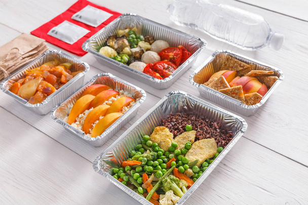 Sağlıklı gıda götürün kutularında, ahşap, üstten görünüm - Fotoğraf, Görsel