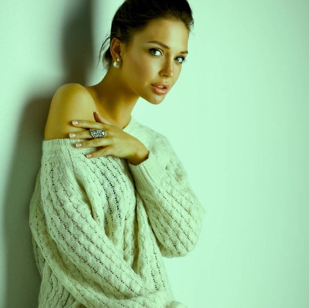 Retrato de uma mulher bonita em suéter em casa
 - Foto, Imagem