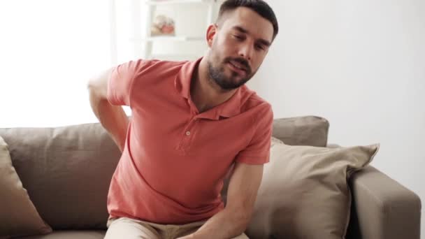 Homem infeliz sofrendo de dor nas costas em casa - Filmagem, Vídeo