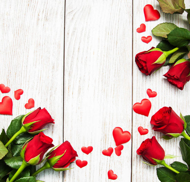 κόκκινο τριαντάφυλλο και καρδιές - Φωτογραφία, εικόνα