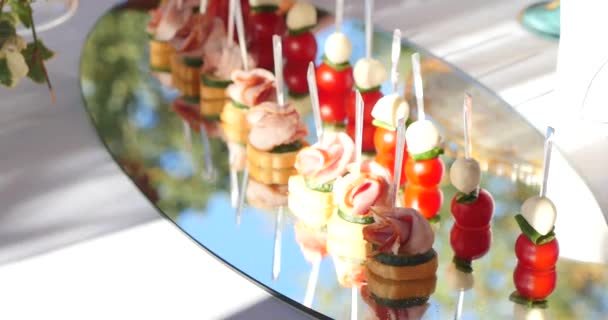 Krásně zdobené catering banketový stůl s různými jídly občerstvení a předkrmy na firemní vánoční narozeninové akce nebo svatební oslavy - Záběry, video