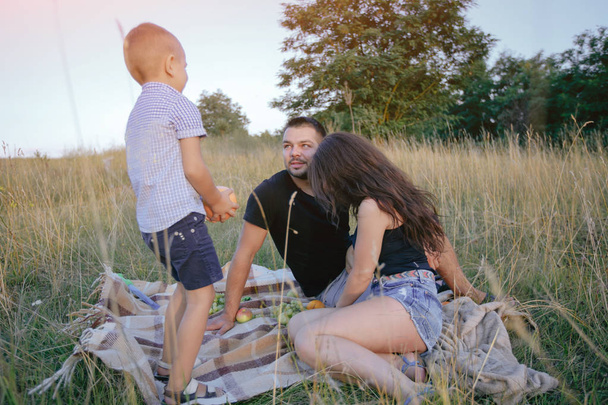 νεαρή οικογένεια με ένα παιδί να διασκεδάσουν σε εξωτερικούς χώρους - Φωτογραφία, εικόνα