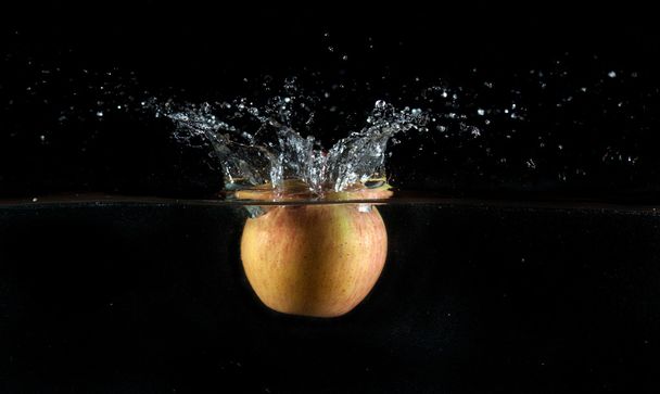 Salpicadura de agua de manzana
 - Foto, Imagen