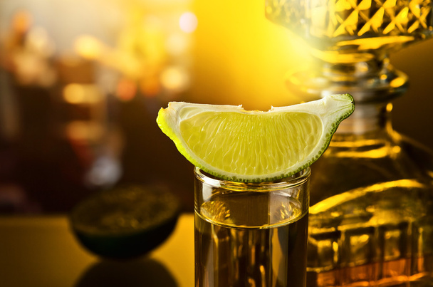 Gouden tequila en kalk - Foto, afbeelding