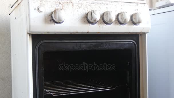 Πολύ βρώμικο καυστήρα αερίου στην κουζίνα - Πλάνα, βίντεο