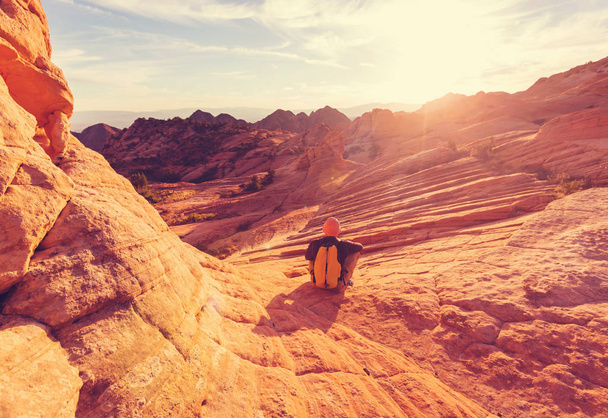 człowiek w formacje piaskowca - Zdjęcie, obraz