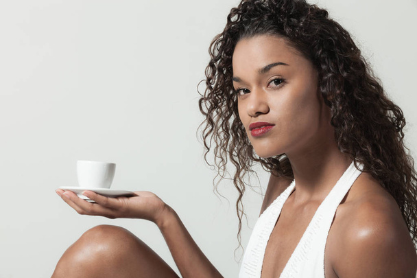 Young woman, cup of coffee - Foto, afbeelding