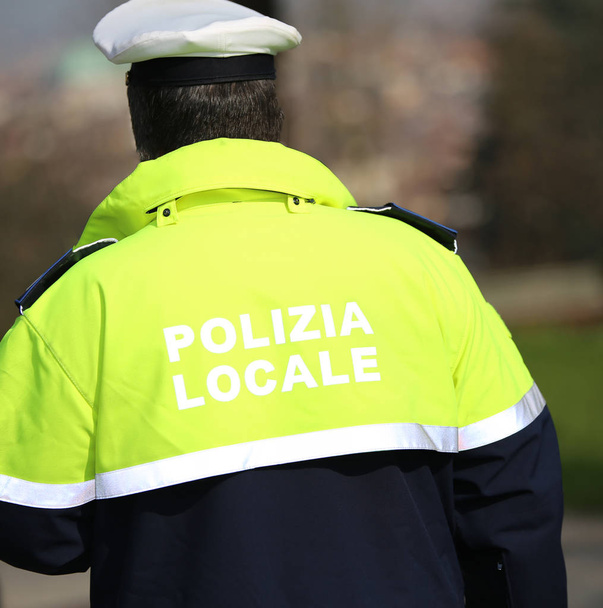 Verkehrspolizist in Uniform mit den Worten der örtlichen Polizei auf italienisch - Foto, Bild