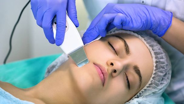 Kůže ultrazvukové čištění, mladá žena v kosmetolog - Fotografie, Obrázek