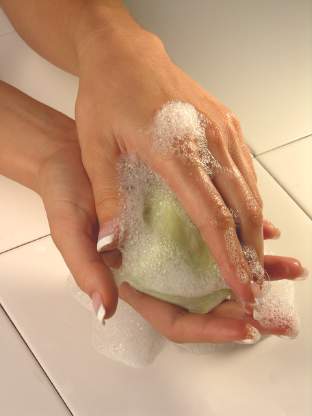Nainen pesee kädet saippualla - Valokuva, kuva