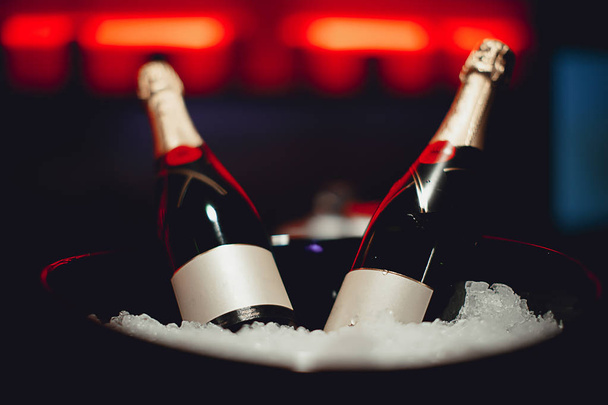 Twee flessen champagne in een emmer - Foto, afbeelding
