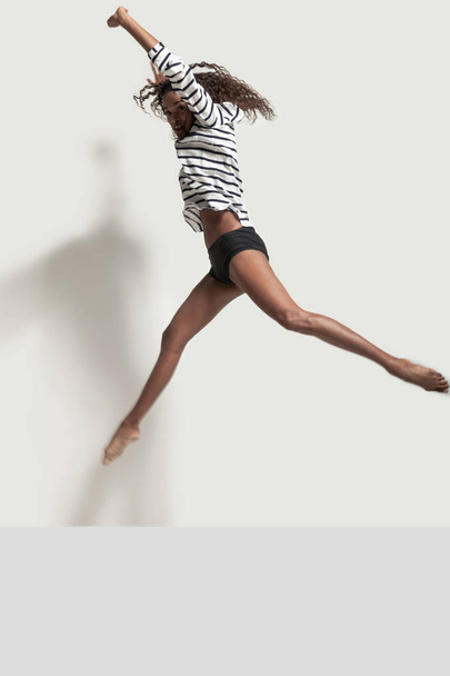 actuación de una joven bailarina brasileña
 - Foto, Imagen