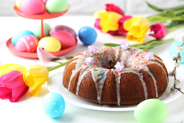 Easter eggs with cake - Foto, afbeelding