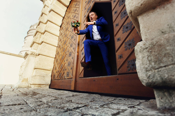 Groom jumps out from the wooden gates - Valokuva, kuva