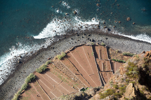 Cabo tam tepeden aşağıya bakış açısından görüldüğü gibi Girao cliff yüzü. Madeira. Portekiz - Fotoğraf, Görsel