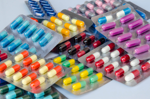 kleurrijke pillen geneeskunde & antibiotica - Foto, afbeelding