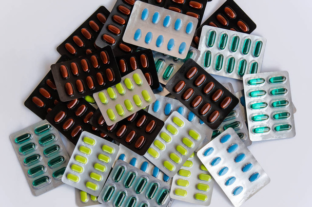 píldoras verdes y azules medicina sobre fondo blanco
 - Foto, Imagen