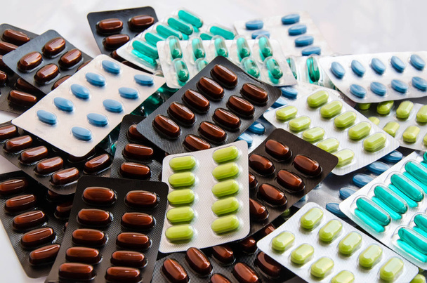 groene & blauwe pillen geneeskunde op witte backgroung - Foto, afbeelding