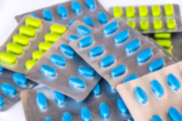 pílulas verdes e azuis medicina no backgroung branco
 - Foto, Imagem