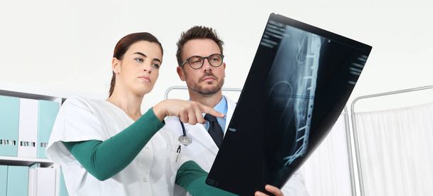 médecins qui regardent les rayons X dans le bureau médical, pointant du doigt
 - Photo, image