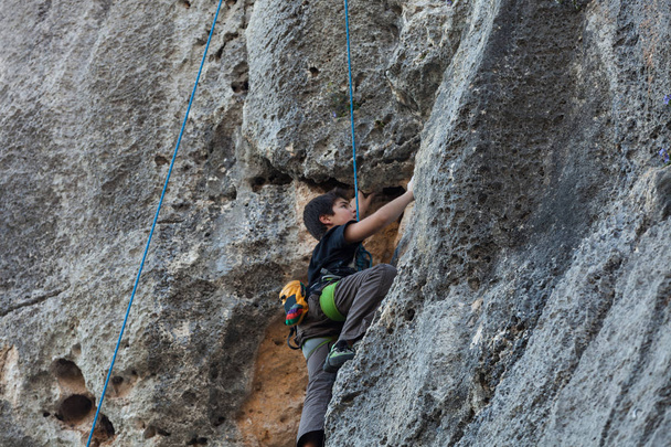 Boy climbing on a limestone wall - Fotografie, Obrázek