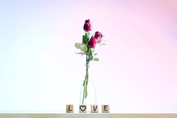  Rode roos met hart en houten alfabet - Foto, afbeelding