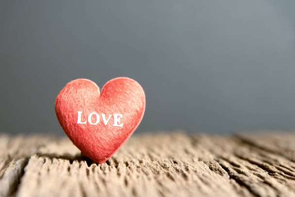 Valentijnsdag achtergrond met hart, rood hart op de houten - Foto, afbeelding