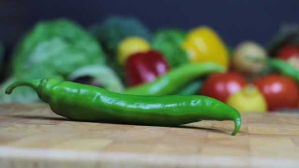 Sekání zelených chilli pepper na prkénko - Záběry, video