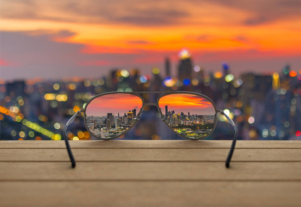 Cityscape focalizzato in lenti di occhiali
 - Foto, immagini