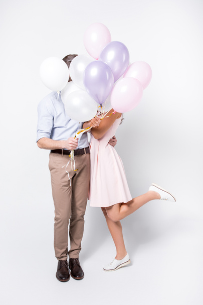 Pariskunta ilmapallojen kanssa
 - Valokuva, kuva