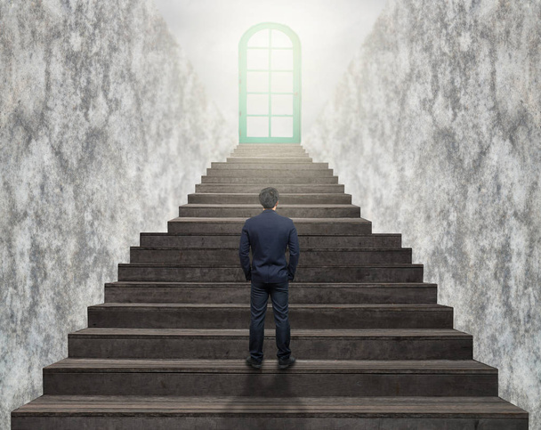 Бизнесмен, стоящий на лестнице
 - Фото, изображение