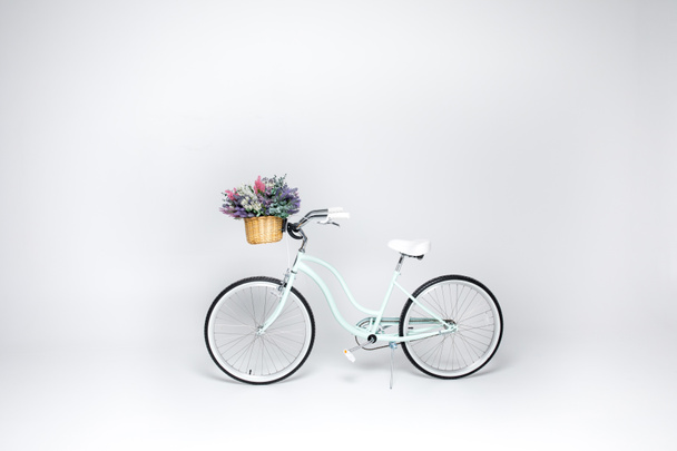 Bicicleta Hipster con cesta de flores
  - Foto, imagen