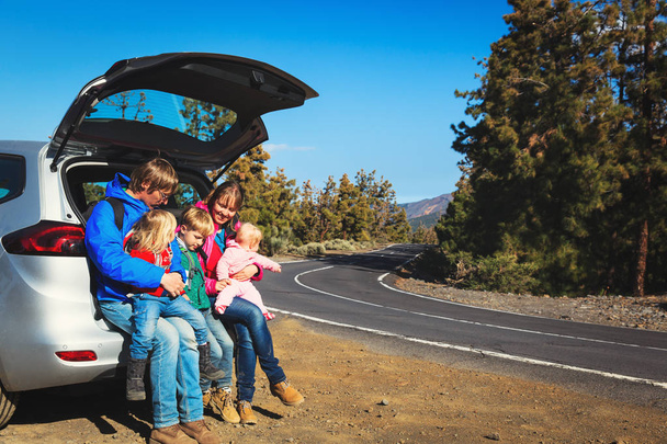 ευτυχισμένη οικογένεια με δέντρο τα παιδιά ταξιδεύουν με αυτοκίνητο στο δρόμο - Φωτογραφία, εικόνα