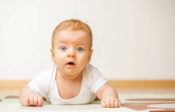 床の上でクロール 4 ヶ月の赤ちゃん - 写真・画像