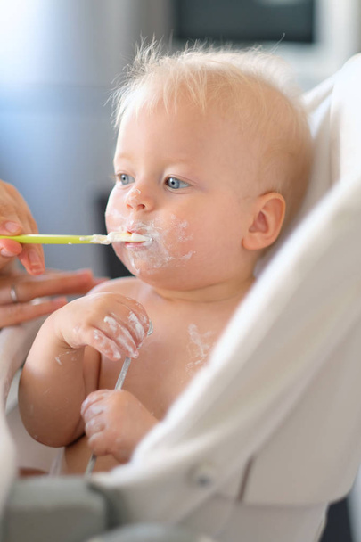 Nutrire bambino con cucchiaio
  - Foto, immagini