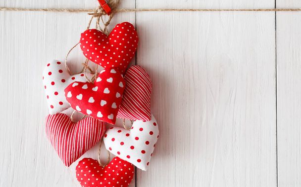 Fondo de San Valentín, corazones de almohada manojo de madera, espacio de copia
 - Foto, Imagen